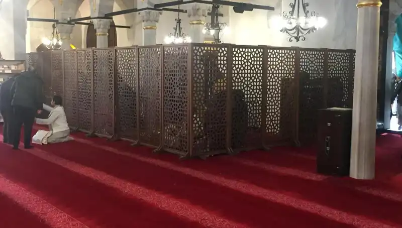 İstanbul'da Teravih Namazında Kadın-Erkek Yan Yana İddiası Gerçek mi?