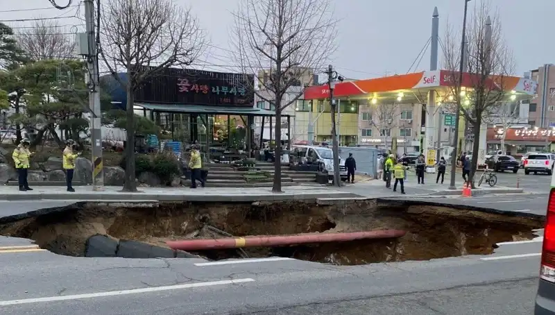 Güney Kore'de Su Dolu Çukur, Motosikletli Gencin Kayıp Olmasına Neden Oldu