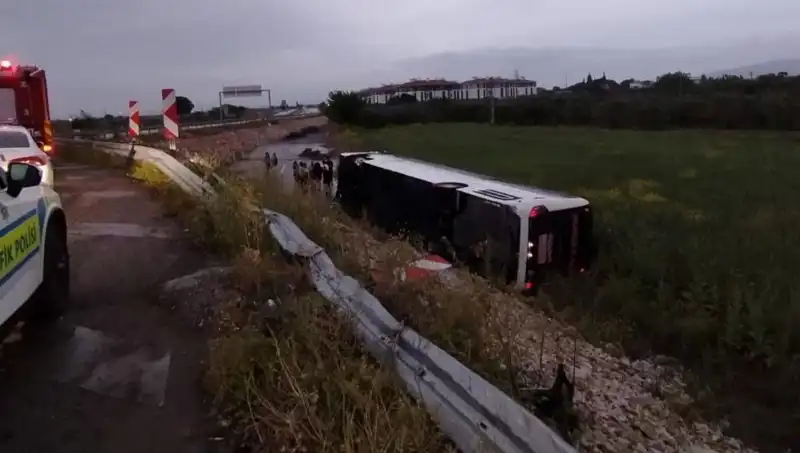 Manisa'da Yolcu Otobüsü Kazası: Faciaya Ramak Kaldı, Yaralılar Hastaneye Sevk Edildi