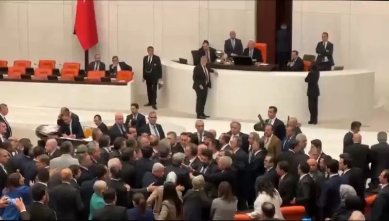 Mecliste İkramiye Kavgası: Emeklilerin Hakları Yeniyor mu?