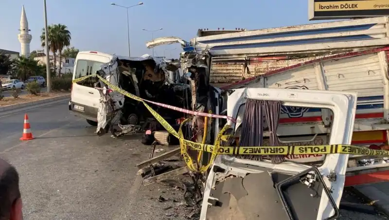 Mersin’de Tatil Yolunda Feci Kaza: İki Hayat Gitti, 10 Yaralı