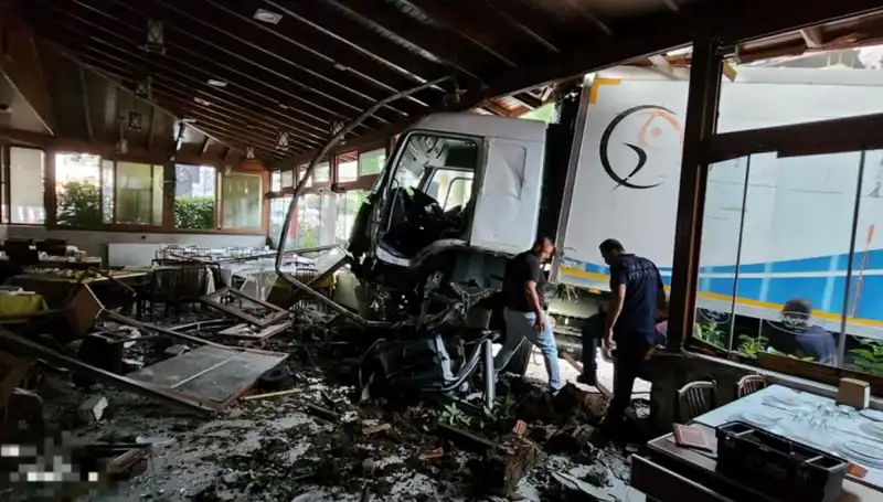 Freni Boşalan Kamyon, Dikkatsiz Bırakılan Restoranın İçine Daldı!