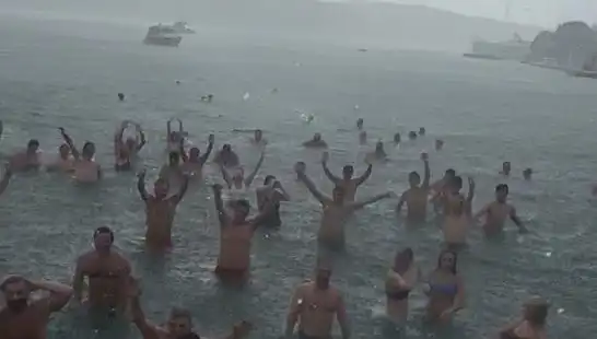 Bebek'te Yağmura Rağmen Denize Girenlerin Renkli Anları