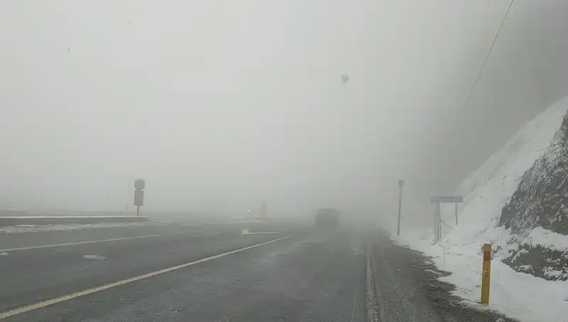 Bolu Dağı'nda Ulaşıma Zor Anlar: Kar ve Sis Engel Oldu