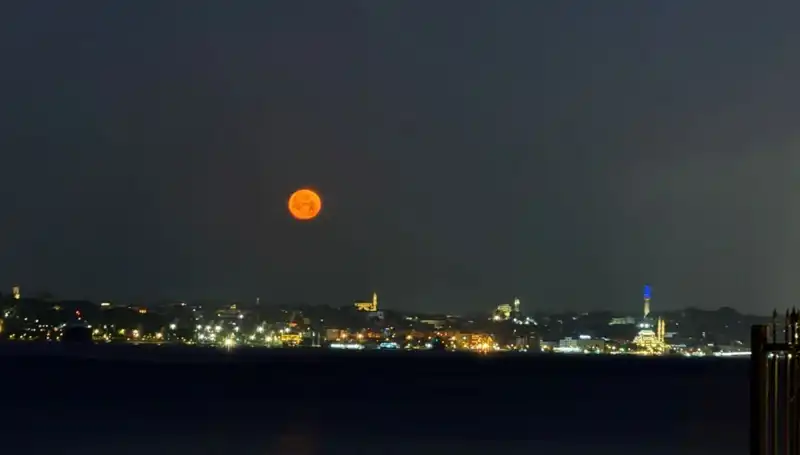 İstanbul'da Çilek Dolunayı: Gözlerinizi Şaşırtacak Görüntüler