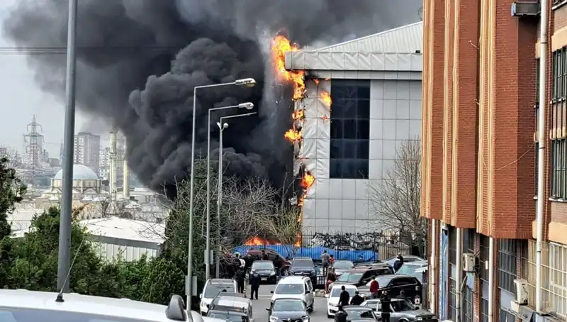 Başakşehir'de Sanayi Sitesinde Çıkan Yangın Korkuttu, Gözler İtfaiye Ekiplerinde