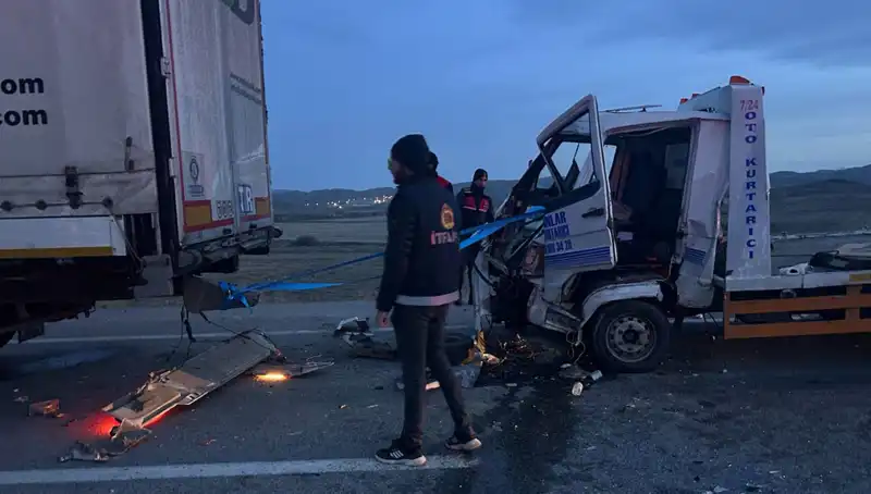 Kazaya Yardım İçin Durdu, Çekiciyle Feci Çarpıştı: Korkunç Anlar