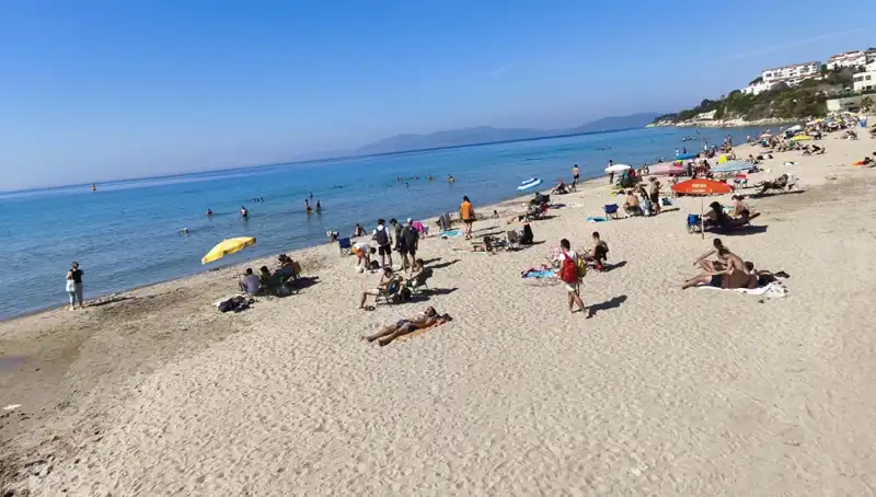 Sıcak Havalarda Plajlar Dolup Taşarken, İstanbul’un Tatil Keyfi Zirveye Ulaştı