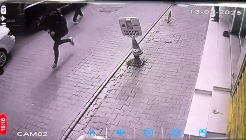 İstanbul'da Silahlı Saldırı: Bacağından Vurulan Genç Korkuttu