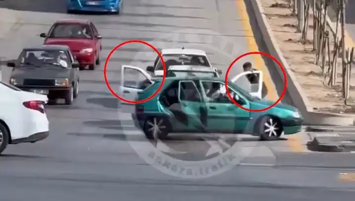 İstanbul Trafiğinde Bıçak ve Kılıçlarla Saldırı: Detaylar Ortaya Çıktı