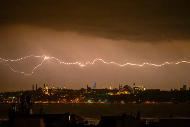 İstanbul’da Hava Durumu Şok Gelişme: Sıcaklık Birden 22 Derece Düşecek!