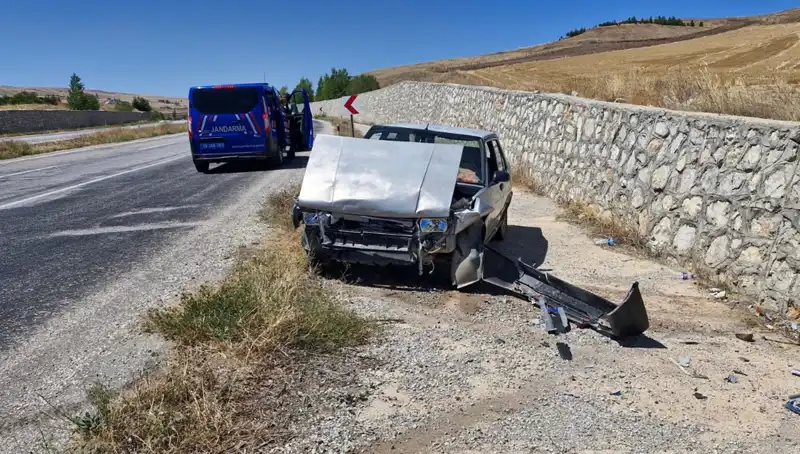 Kontrolden Çıkan Otomobil, Duvara Çarparak Korku Dolu Anlar Yaşattı