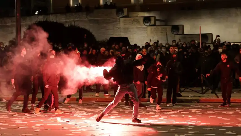 Yunanistan'da Hükümete Gensoru Başladı: Atina Sokaklarında Protestolar Tırmanıyor