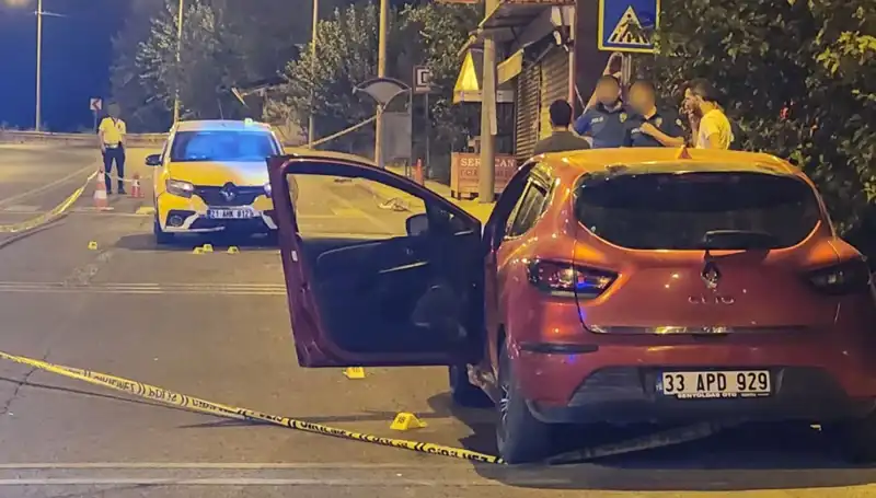 İstanbul'da Araç İçinde Başlayan Silahlı Çatışma: 2 Kişi Hayatını Kaybetti