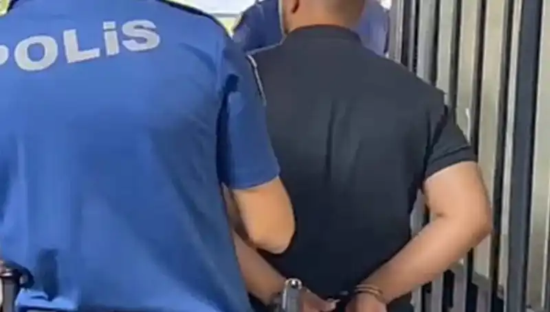 İzmir'de Polise Saldıran Şahıs Yakalandı: Olayın Detayları Şaşırtıyor