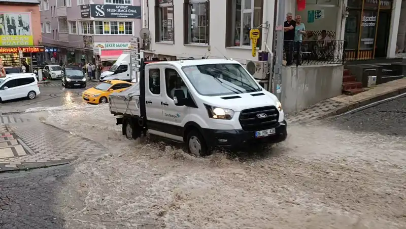 İstanbul'daki Ani Sağanak Yağış, Şehirde Su Baskınlarına Yol Açtı