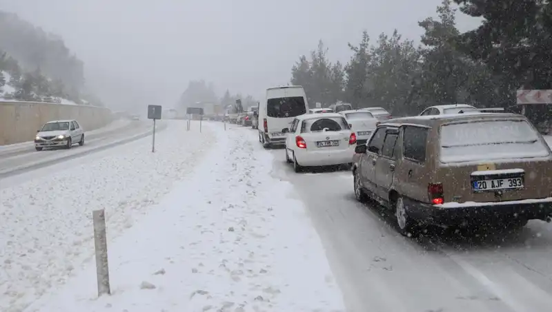 Denizli-Antalya Kara Yolunda Kar Felaketi: Trafik Tamamen Durdu