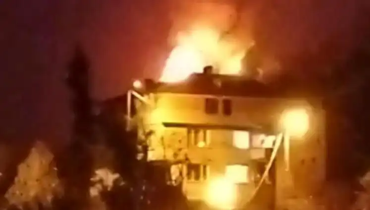Saman Dolusu Çatı Yangını Mahalleliyi Sokağa Döktü: Detaylar Şaşırttı!