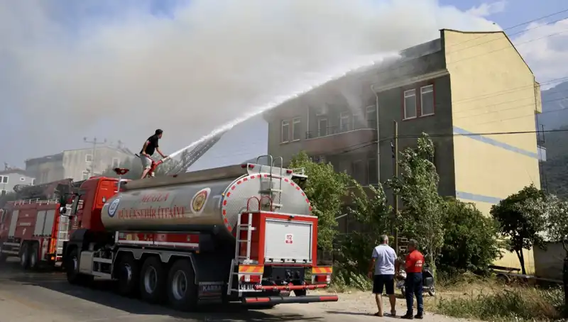 Çatı Katında Çıkan Yangın, İstanbul'da Korku Dolu Anlar Yaşattı
